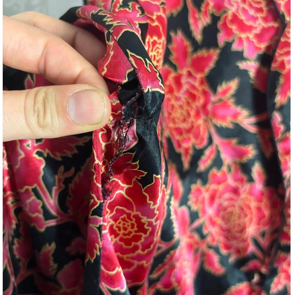 VTG Gold Label Victoria's Secret Black Red Floral Satin Button Up Robe Size L-XL